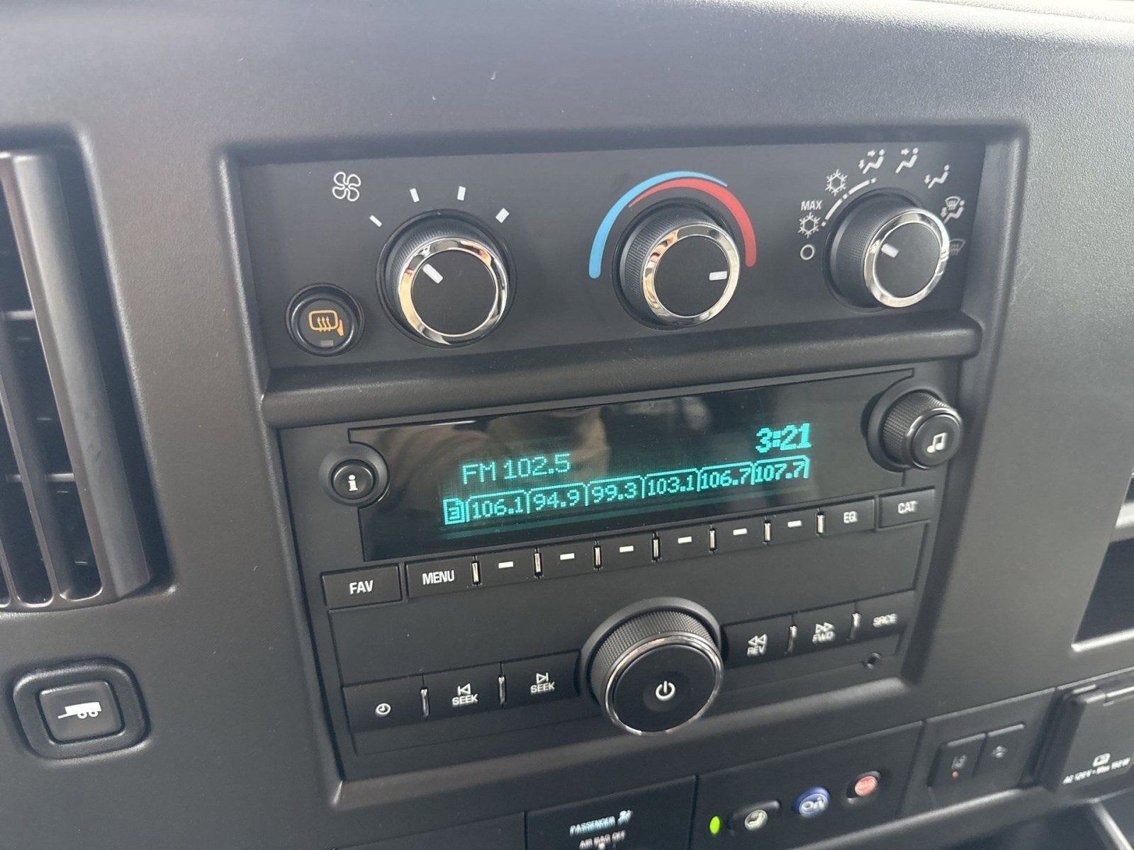 2024 Chevrolet Express Passenger 3500 1LT