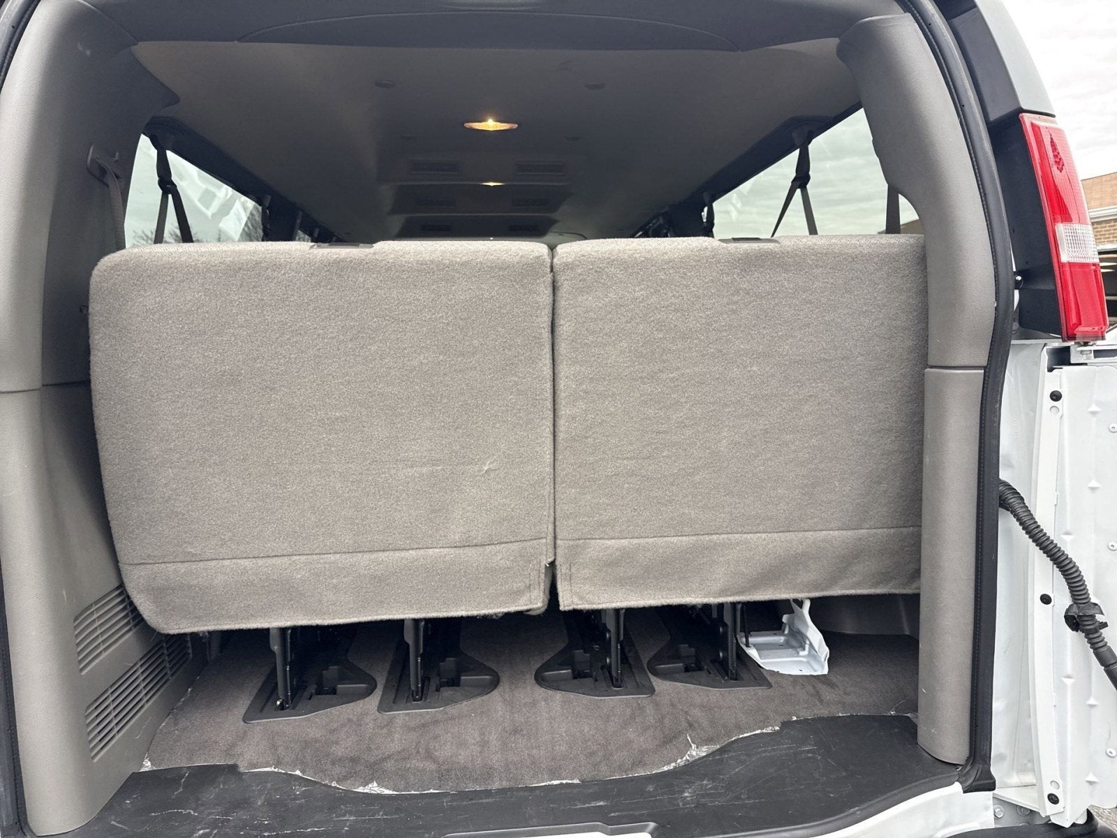 2024 Chevrolet Express Passenger 3500 1LT