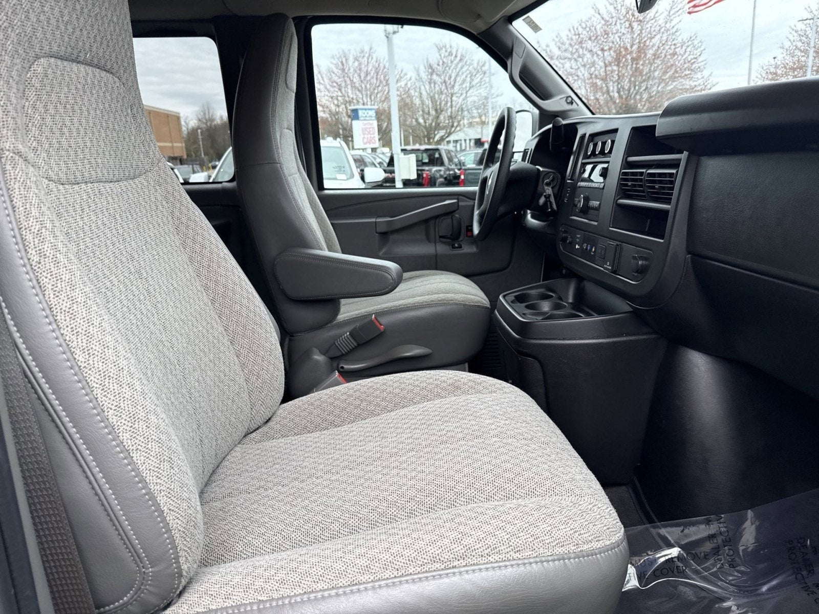 2024 Chevrolet Express Passenger 3500 1LT