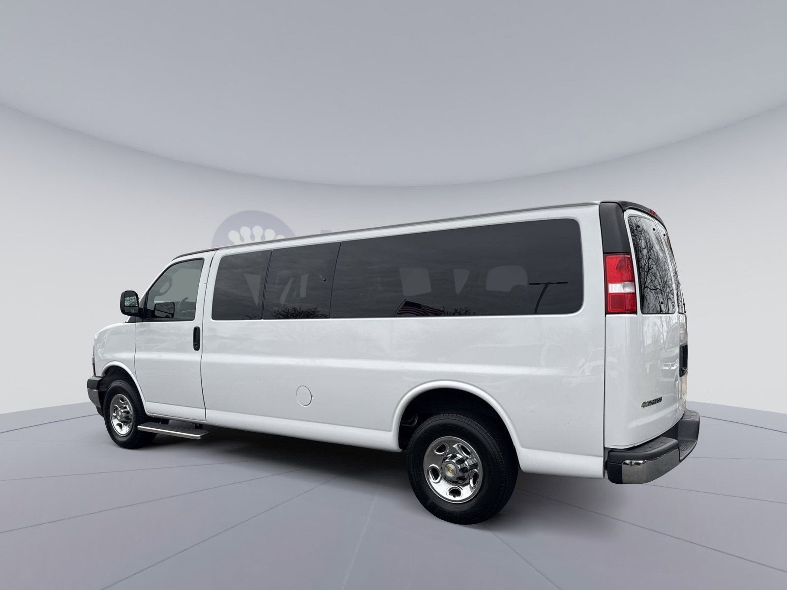 2024 Chevrolet Express Passenger 3500 1LT