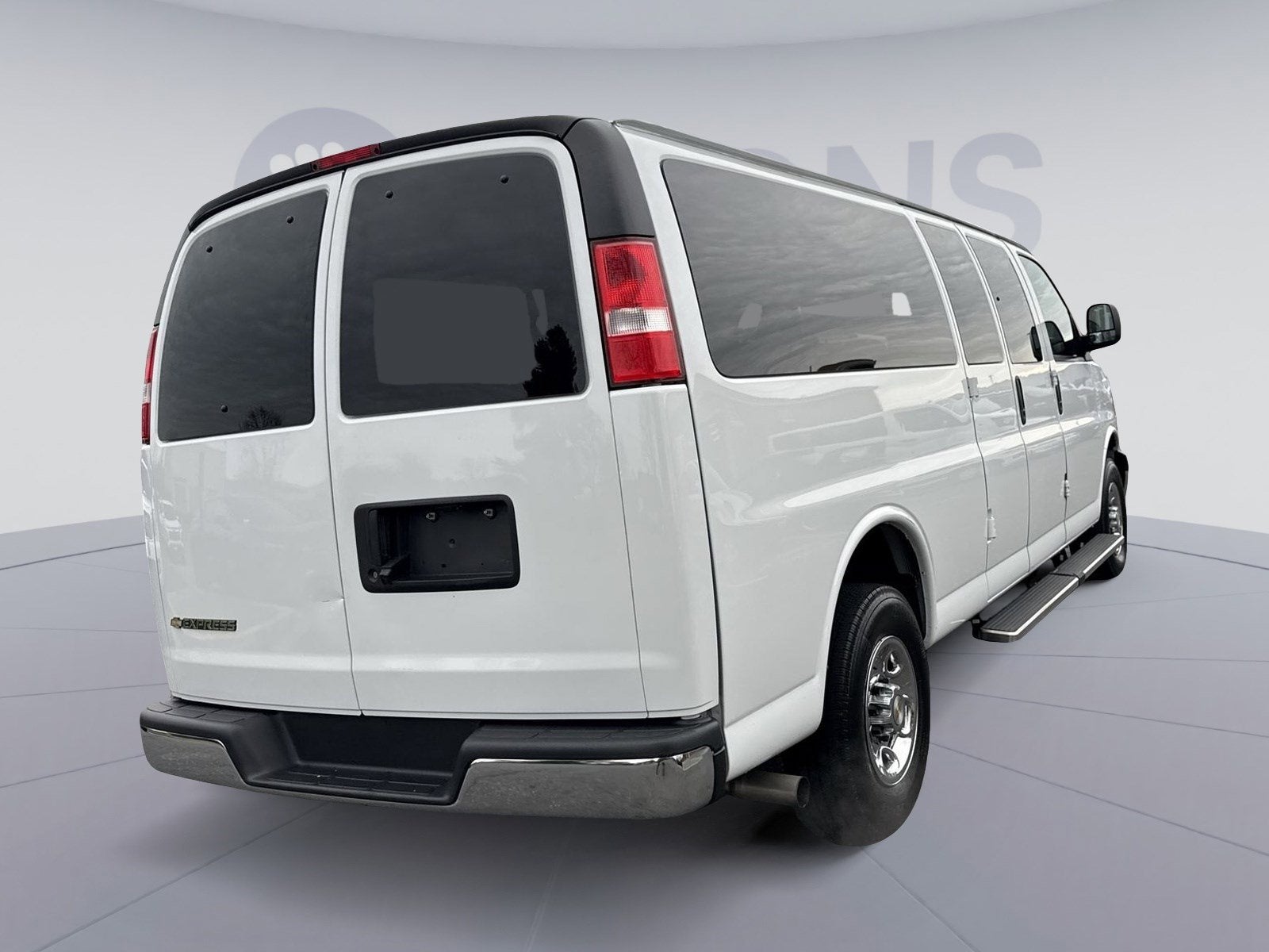 2024 Chevrolet Express Passenger 3500 1LT
