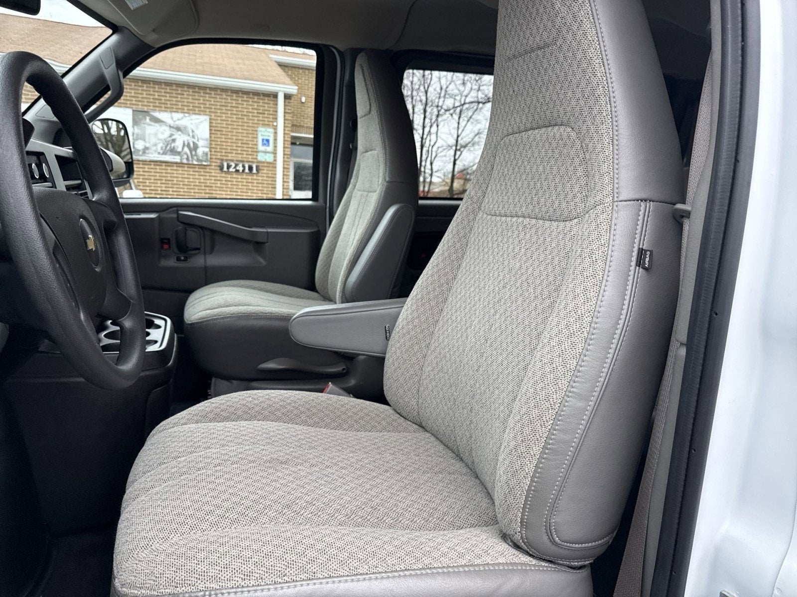 2024 Chevrolet Express Passenger 3500 1LT