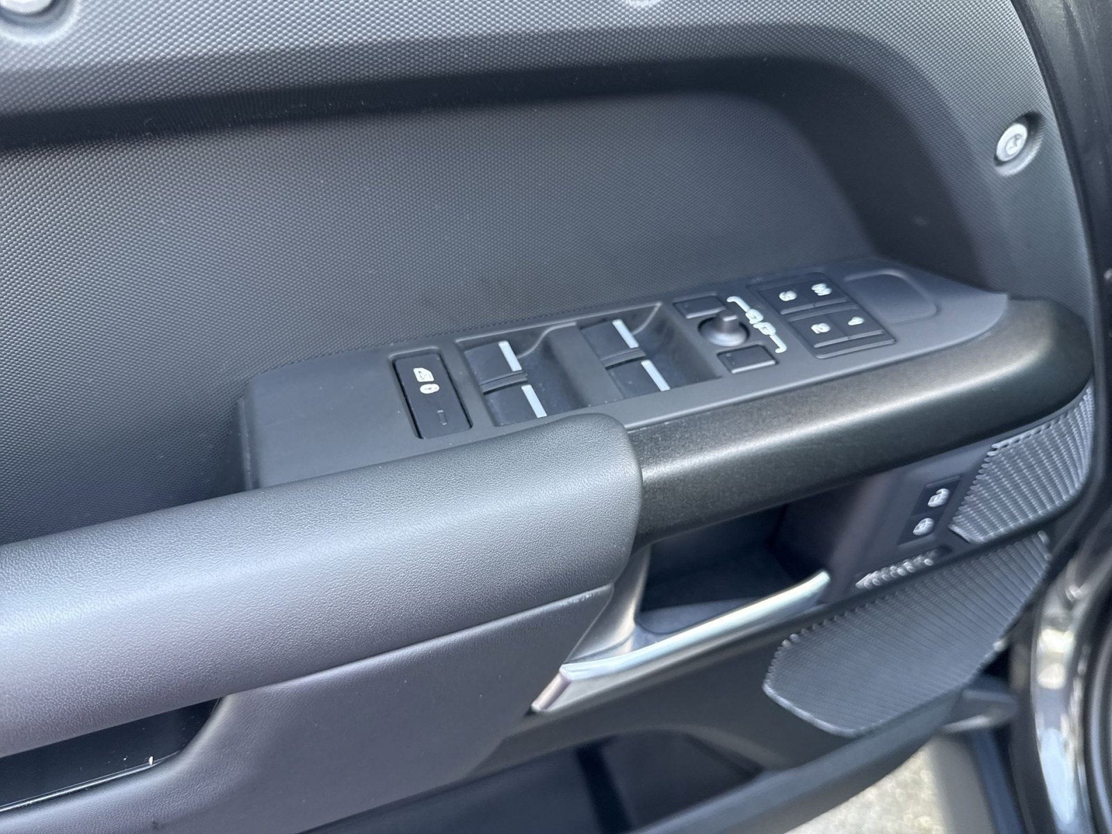 2023 Land Rover Defender V8